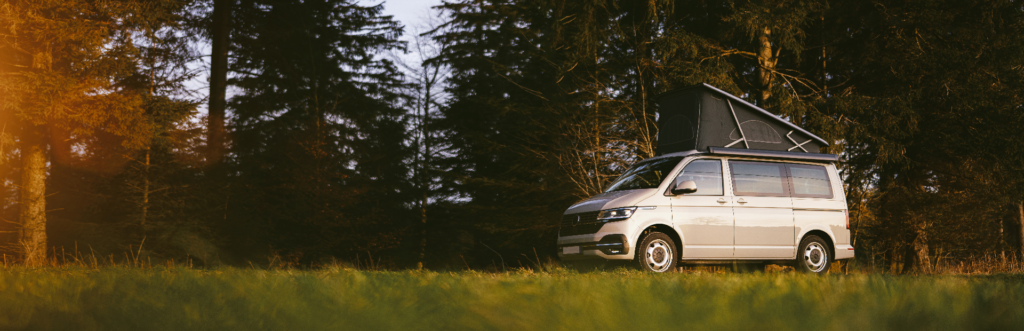 Captivan aménagement de vans et location de tente de toit pour tous véhicules pour voyager en pleine nature dans la foret camping