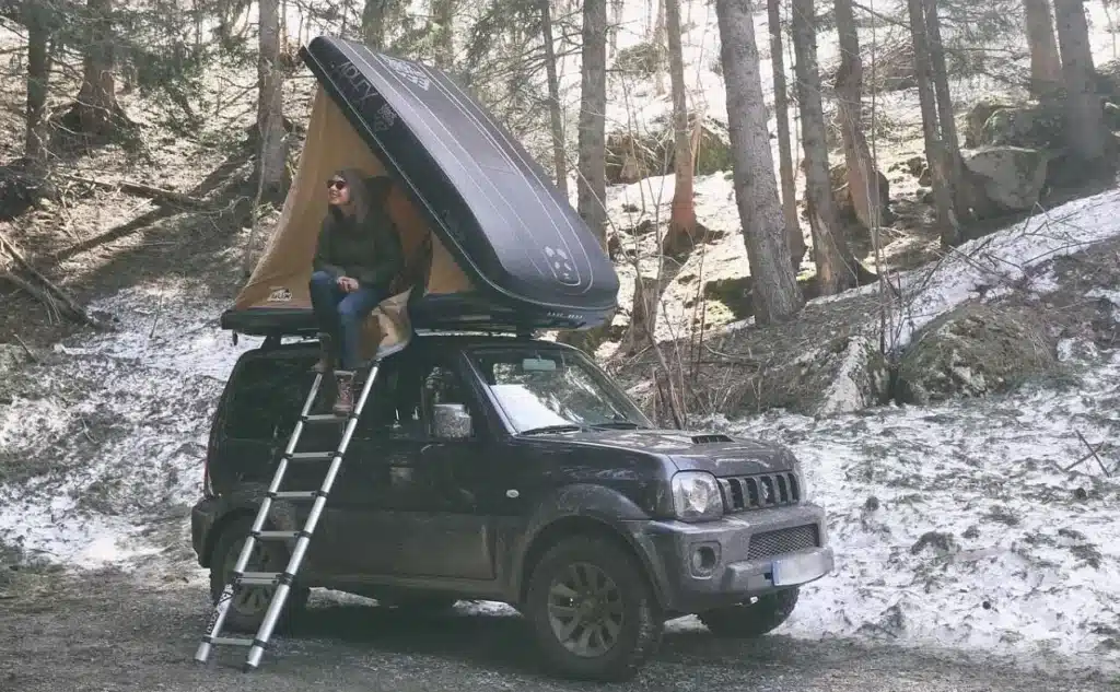 Captivan location de vans et de tente de toit deux places pour tout type de voiture pour partir en vacances facilement n'importe ou avec ou sans 4x4