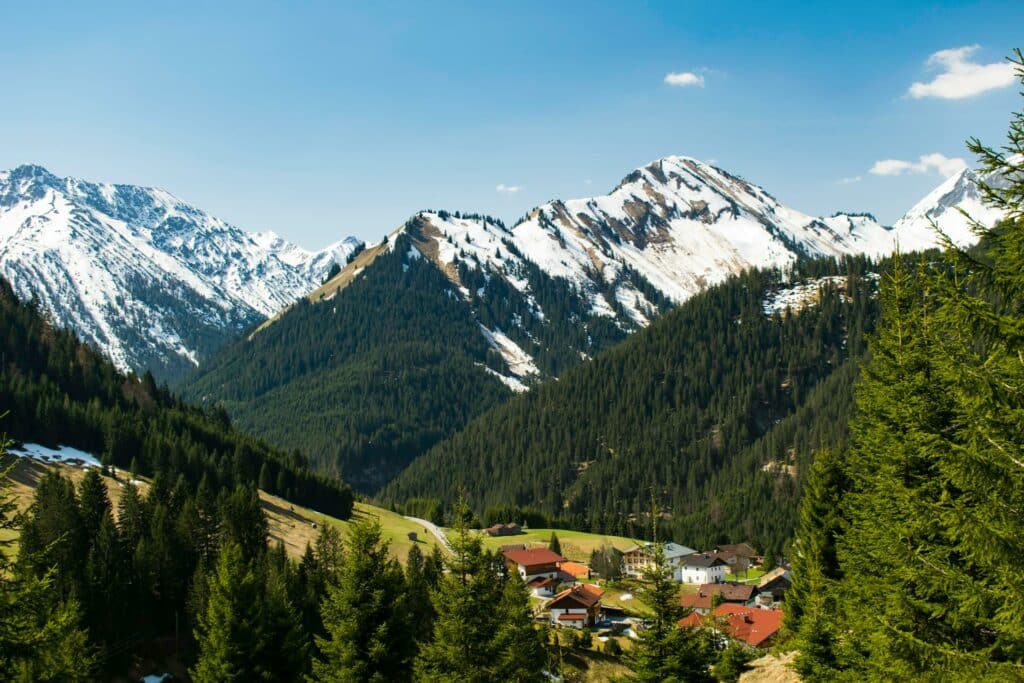 Road trip en montagne avec la tente de toit duo Semnoz chez Captivan, pour van, fourgon ou voiture