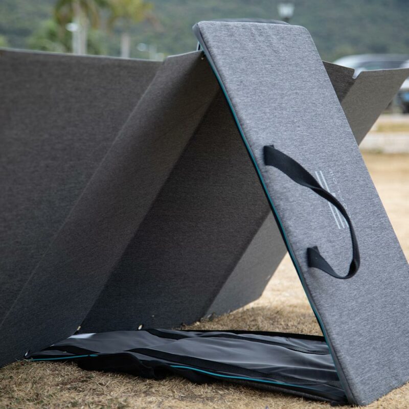 Panneau solaire nomade sur son support incliné, ecoflow.