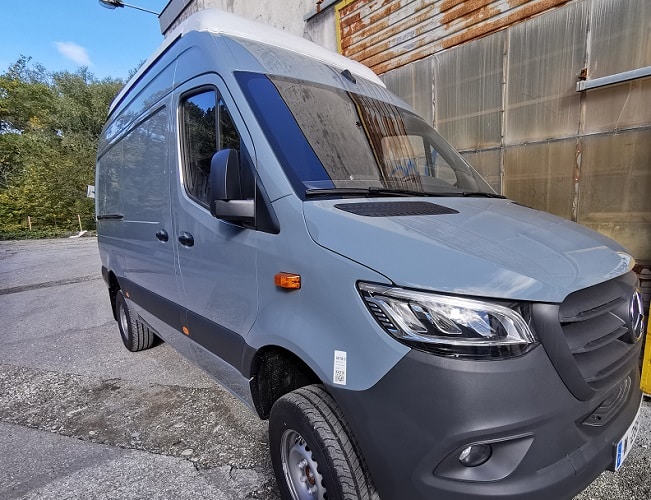 Aménagement d'un Mercedes Sprinter 4X4 pour un famille de 4 personnes.
