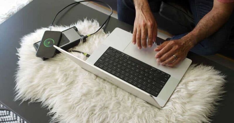 Batterie nomade SHERPA 100PD sur fond blanc en utilisation avec un macbook