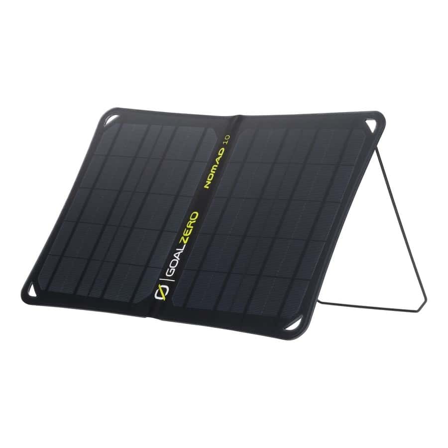 Panneau solaire nomad 10 GoalZero sur fond blanc vue de biais