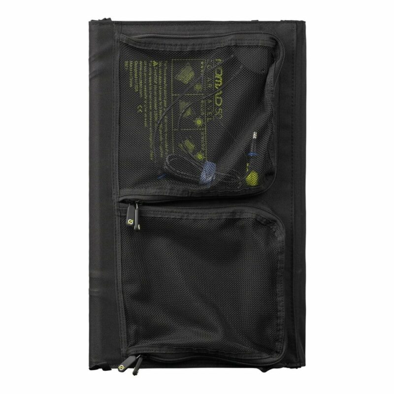 Panneau solaire nomad 50 GoalZero sur fond blanc dans son sac de transport vue de dos