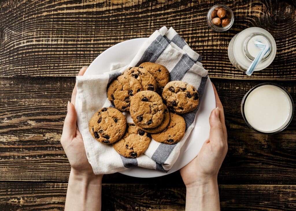 Cookies au pépite de chocolat cuit dans un four solaire