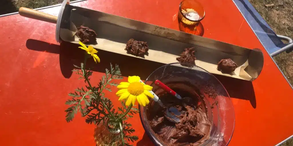 Photo de la pates à cookies placé dans le four solaire