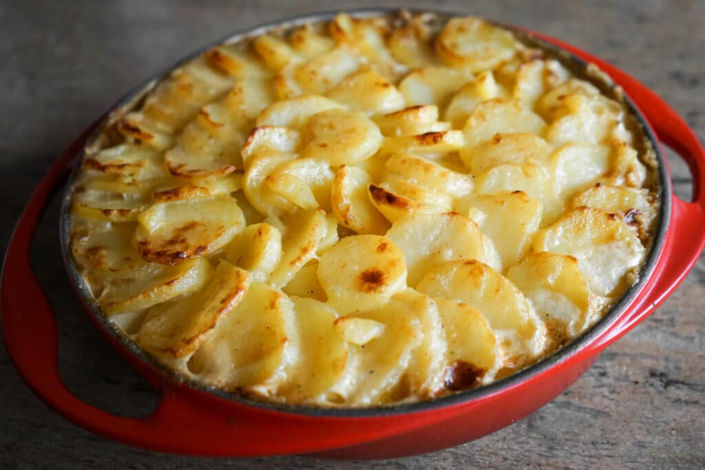 gratin dauphinois dans un plat chaud