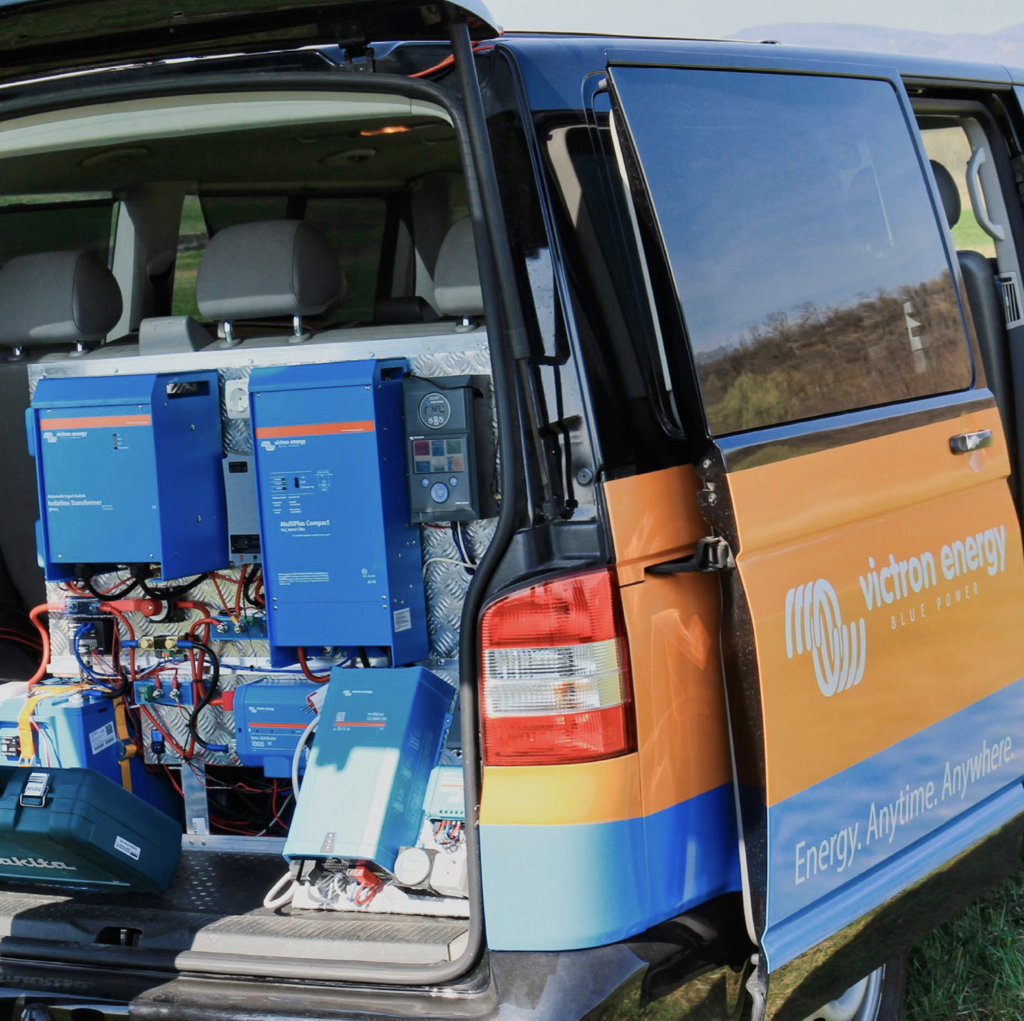 Camion Victron Energy avec installation énergétique