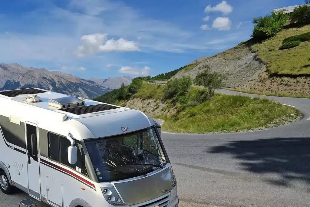 Image de mise en avant de l'article meilleures marques de panneaux solaires pour camping-car