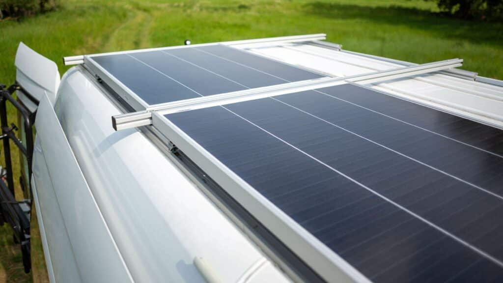 Panneau solaire installé avec des fixations sur un van aménagé