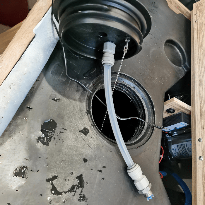 Etape 3 de l'installation d'un tank O3 dans un fourgon aménagé par captivan