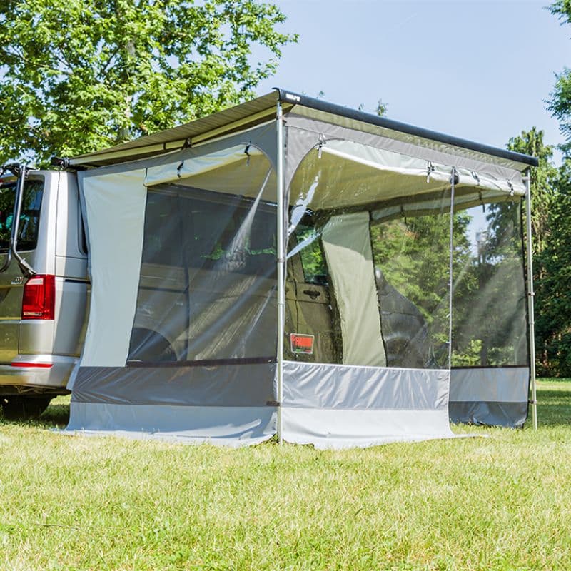 Auvent sur qui agrandit l'espace du camping-car.